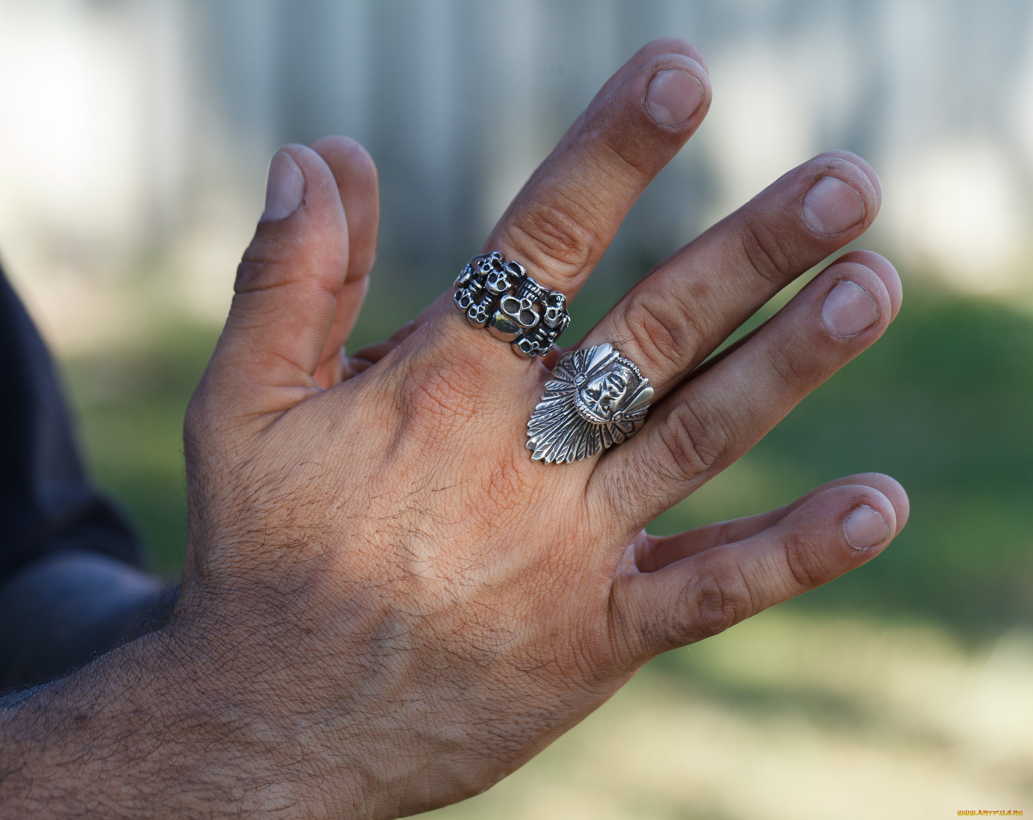 Печатка на палец мужская. Кольцо на палец мужское. Перстень на указательном пальце. Печатка мужская серебро на пальце. Мужские кольца на руке.